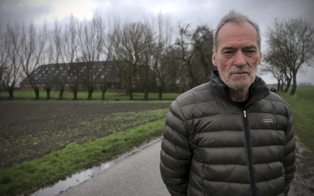 Gerard Olinga staat hier in de Kroonpolder met links de nieuwe boerderij. Bron: Ingezonden.